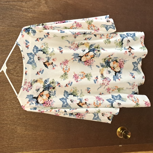 mts size large top, multicolored floral pattern on cream background - Picture 4 of 4